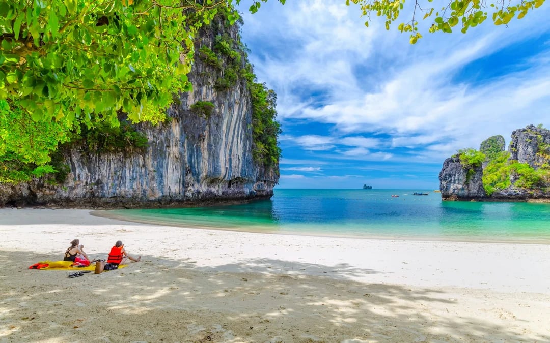 From Krabi: Hong Island-Hopping Tour with Lunch and Round-Trip Transfers Image 4