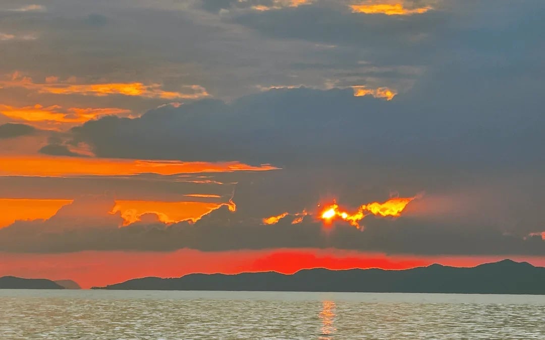 From Krabi: Phi Phi Island & 4 Islands Sunset with Bioluminescent Plankton Tour by Speedboat with Lunch, BBQ Dinner & Transfers Image 12