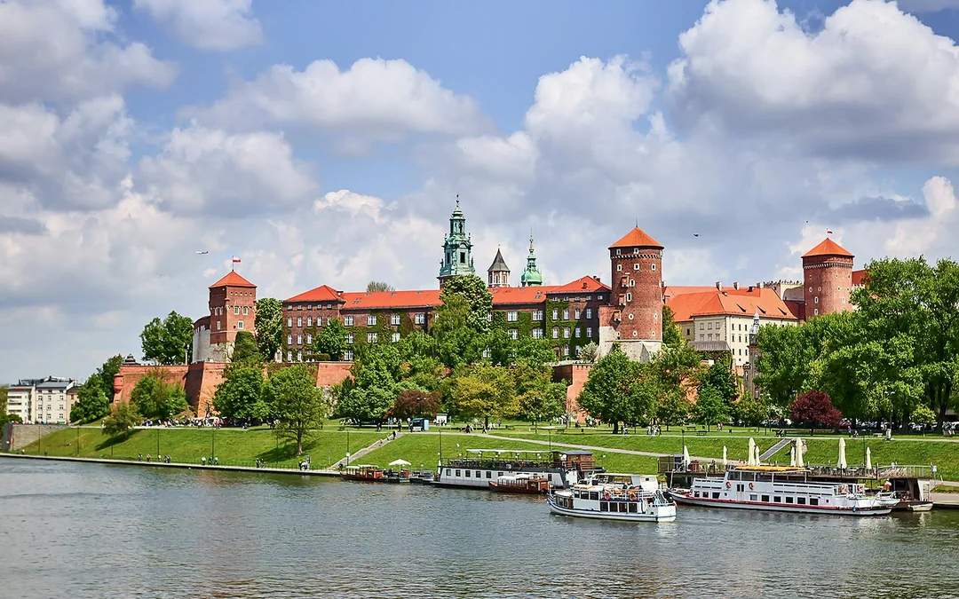 From Krakow: Vistula River Sightseeing Cruise to Tyniec Image 3
