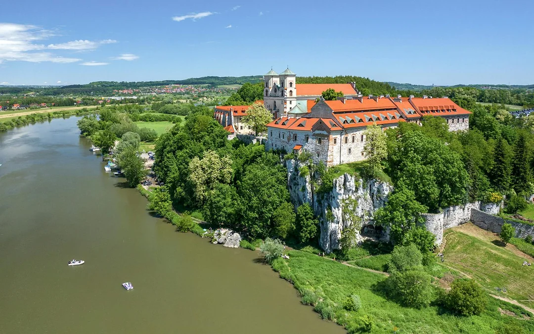 From Krakow: Vistula River Sightseeing Cruise to Tyniec Image 6
