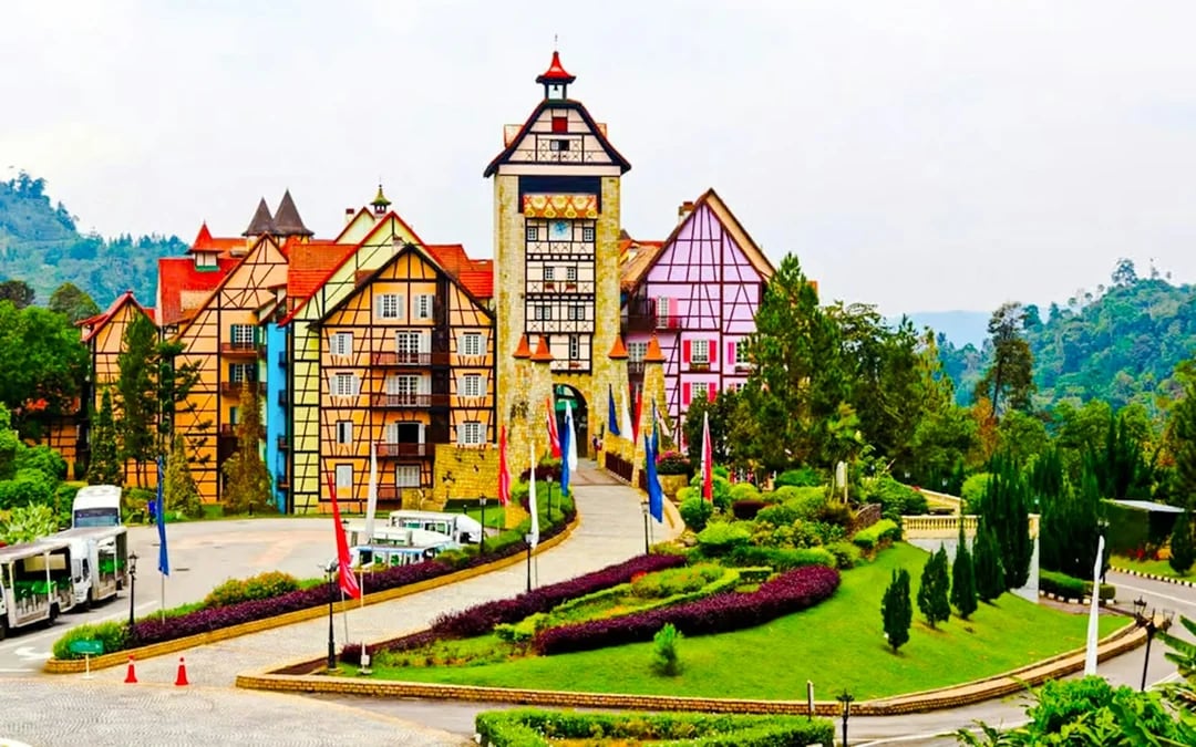From Kuala Lumpur: Bukit Tinggi French Village and Genting Highlands Day Trip with Awana Skyway Cable Car Image 11