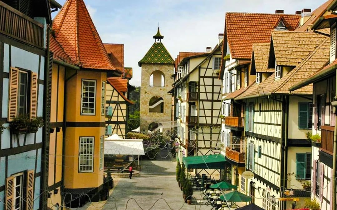 From Kuala Lumpur: Bukit Tinggi French Village and Genting Highlands Day Trip with Awana Skyway Cable Car Image 4