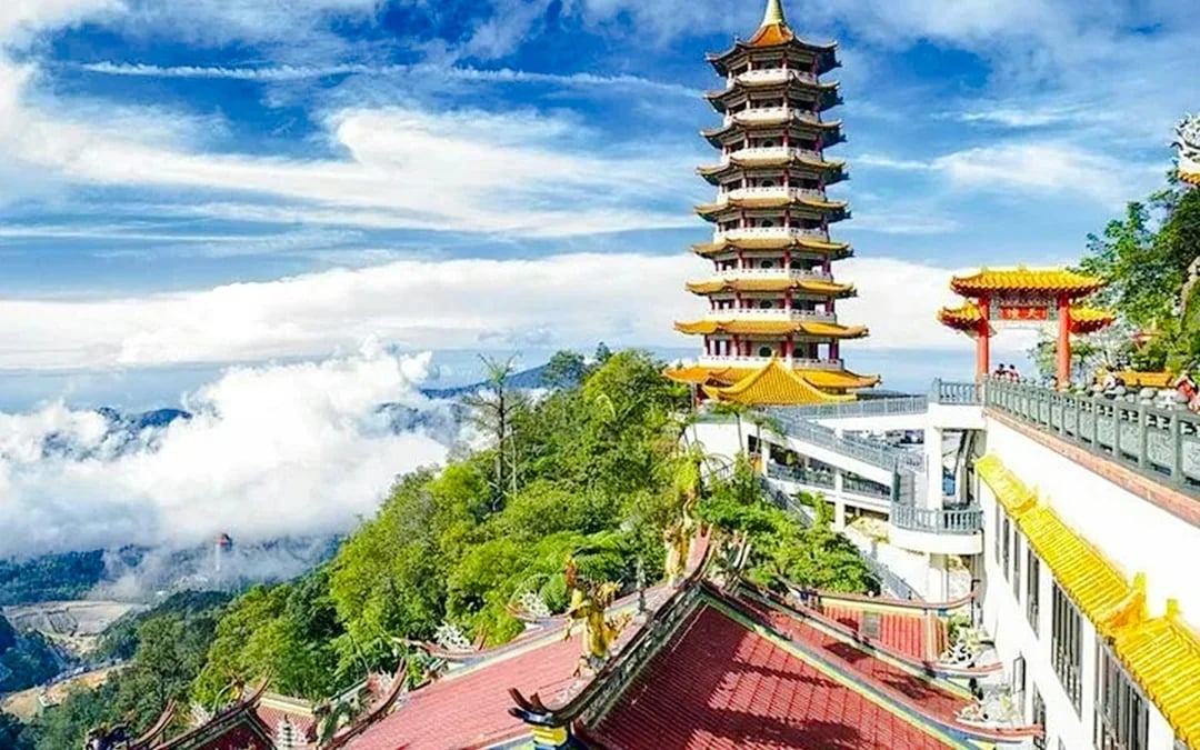 From Kuala Lumpur: Bukit Tinggi French Village and Genting Highlands Day Trip with Awana Skyway Cable Car Image 5