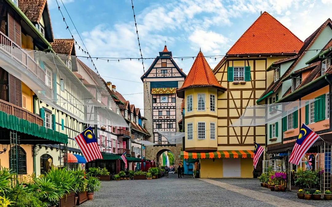 From Kuala Lumpur: Bukit Tinggi French Village and Genting Highlands Day Trip with Awana Skyway Cable Car Image 7