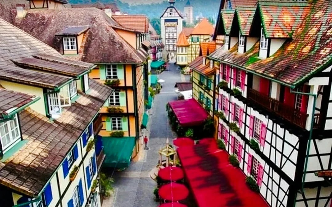 From Kuala Lumpur: Bukit Tinggi French Village and Genting Highlands Day Trip with Awana Skyway Cable Car Image 8