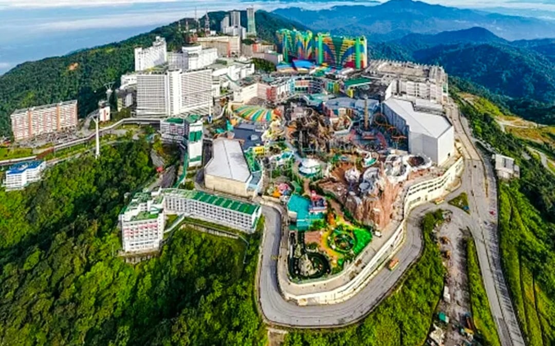 From Kuala Lumpur: Bukit Tinggi French Village and Genting Highlands Day Trip with Awana Skyway Cable Car Image 9