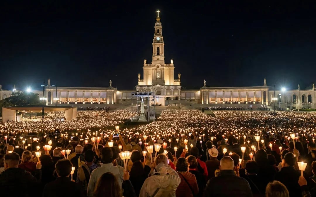From Lisbon: Fatima Night Pilgrimage Tour with Candlelight Procession Image 1