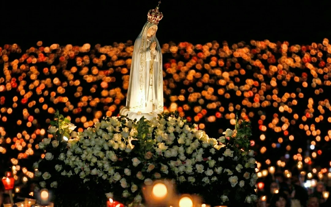 From Lisbon: Fatima Night Pilgrimage Tour with Candlelight Procession Image 2