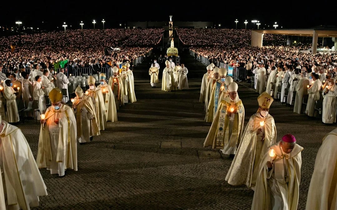 From Lisbon: Fatima Night Pilgrimage Tour with Candlelight Procession Image 3