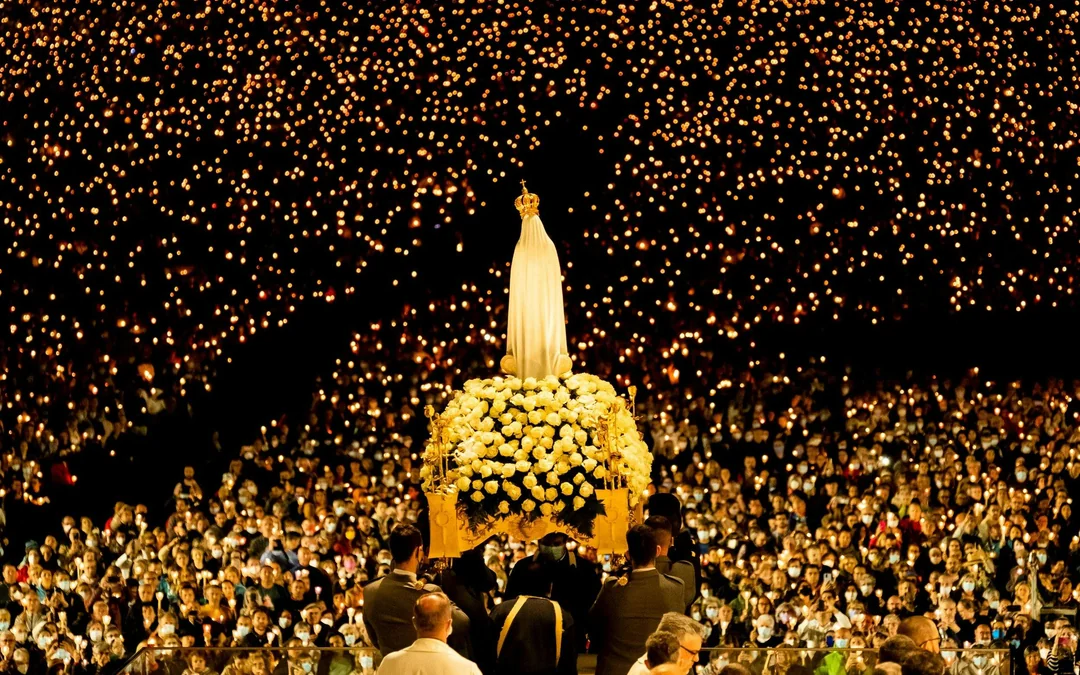 From Lisbon: Fatima Night Pilgrimage Tour with Candlelight Procession Image 4