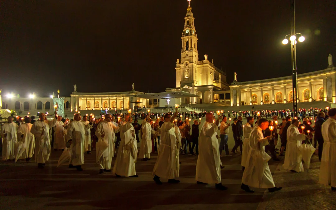 From Lisbon: Fatima Night Pilgrimage Tour with Candlelight Procession Image 5