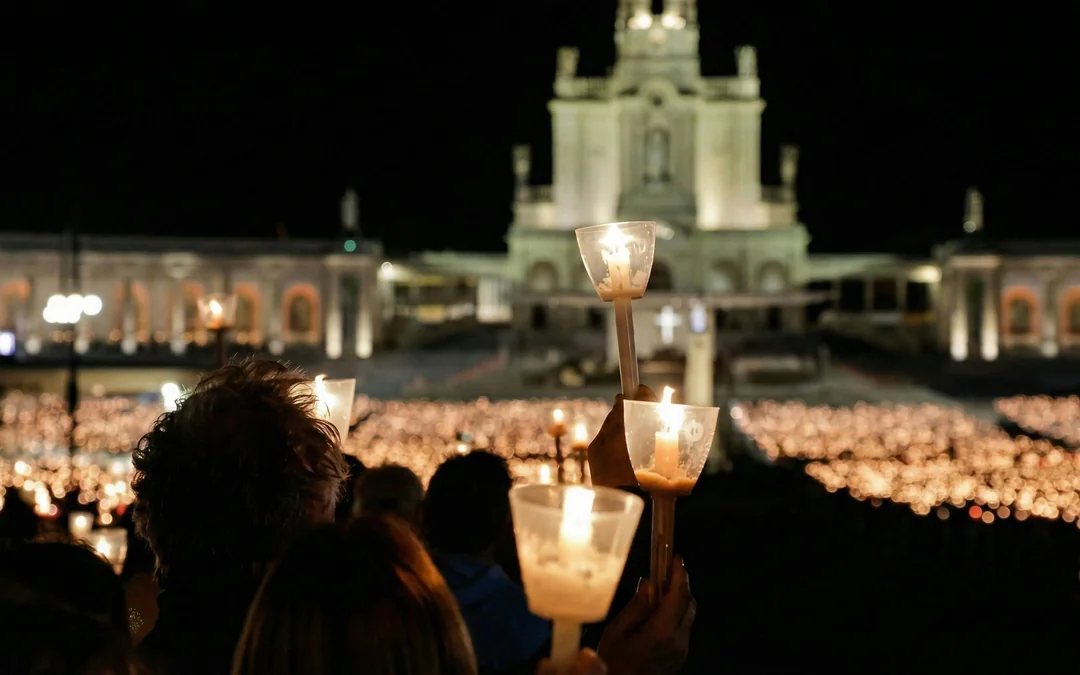 From Lisbon: Fatima Night Pilgrimage Tour with Candlelight Procession Image 6