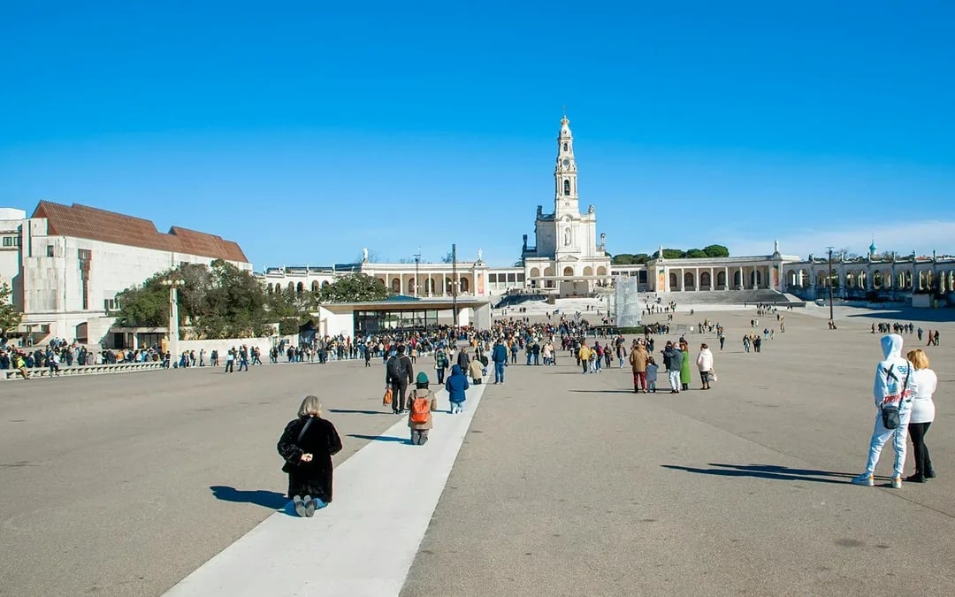From Lisbon: Sintra, Nazaré, Fátima & Pena Park Full-Day Trip Image 7