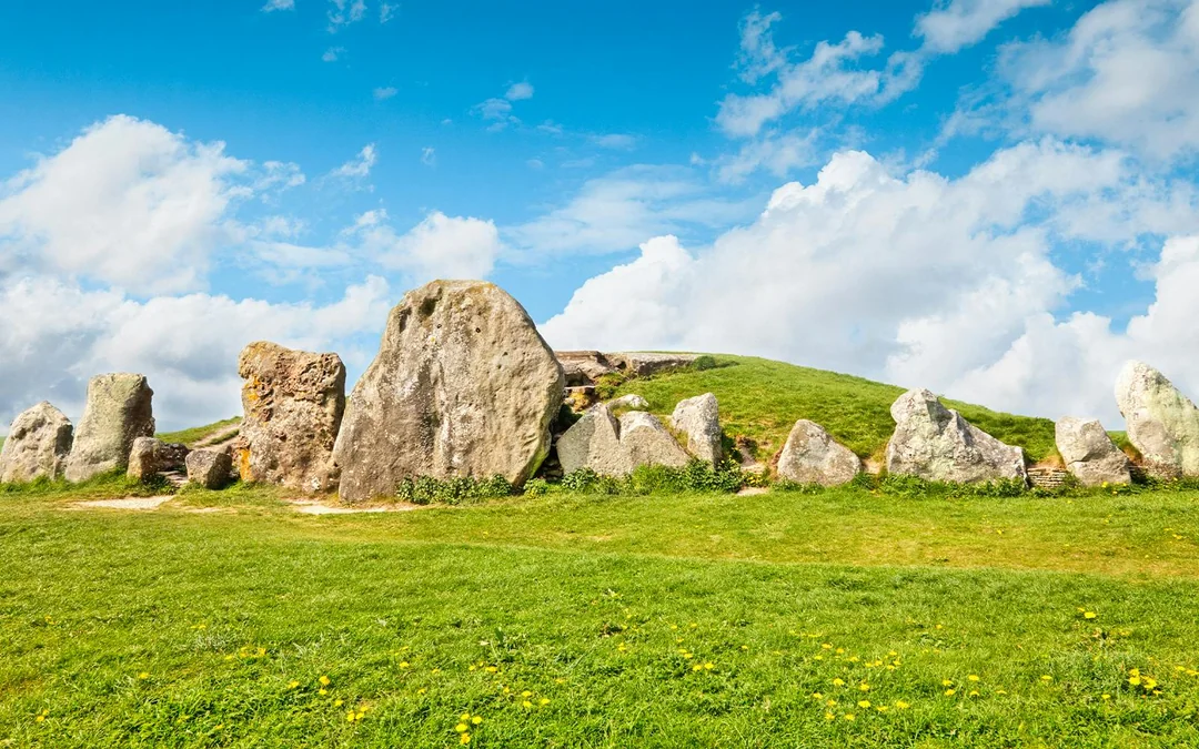 From London: Full-Day Guided Small-Group Tour of Stonehenge & Avebury Image 2