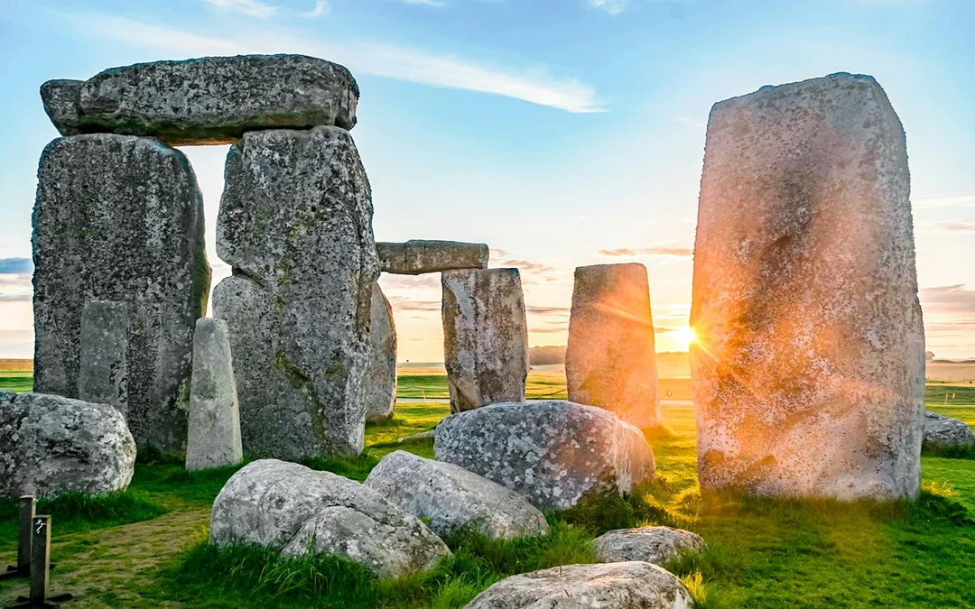 From London: Full-Day Guided Small-Group Tour of Stonehenge & Avebury Image 3