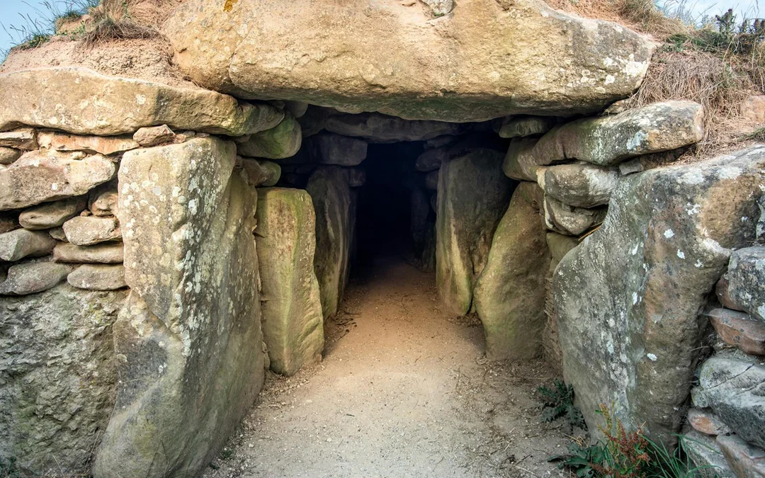 From London: Full-Day Guided Small-Group Tour of Stonehenge & Avebury Image 4