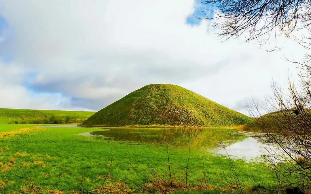 From London: Full-Day Guided Small-Group Tour of Stonehenge & Avebury Image 5