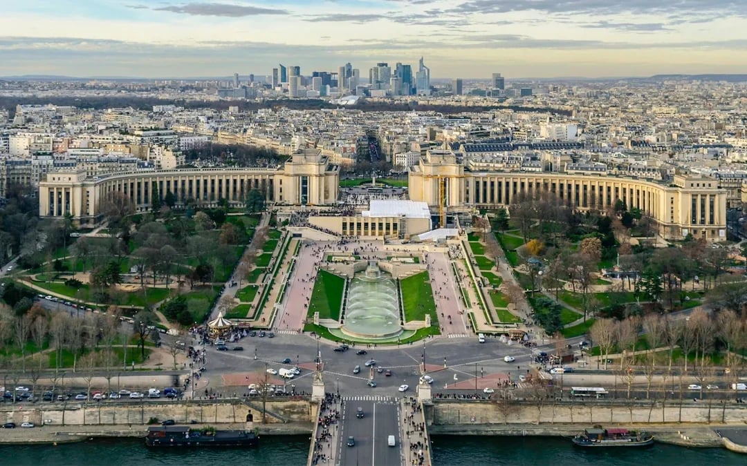 From London: Luxury Escorted Paris Day Trip with Bateaux Parisiens Lunch Cruise Image 2