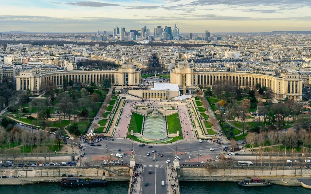 From London: Luxury Escorted Paris Day Trip with Bateaux Parisiens Lunch Cruise Image 2