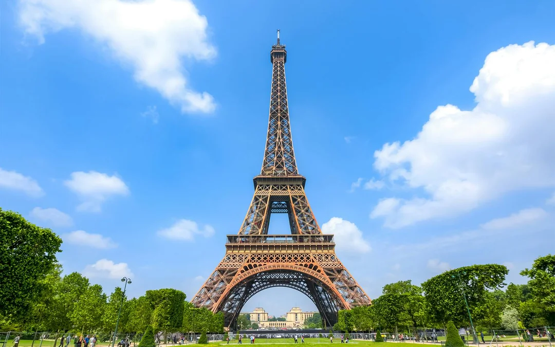From London: Luxury Escorted Paris Day Trip with Lunch on the Eiffel Tower Image 2