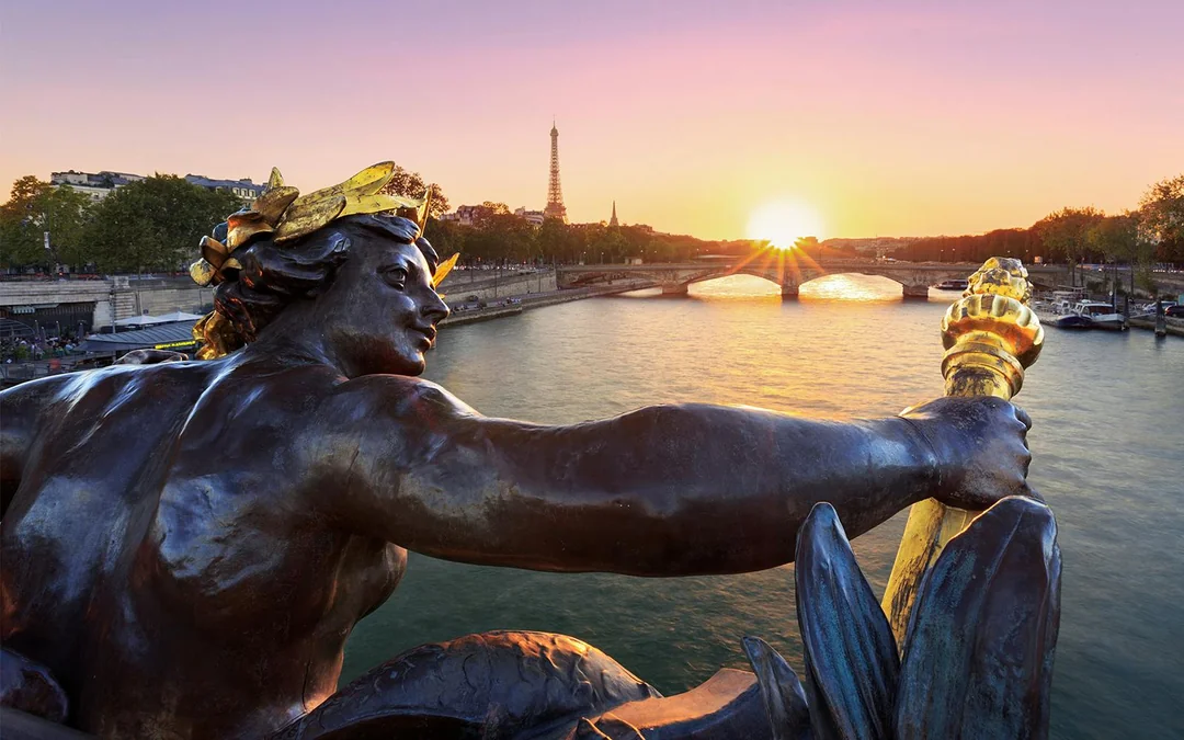 From London: Luxury Escorted Paris Day Trip with Lunch on the Eiffel Tower Image 12