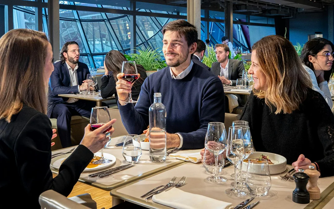 From London: Luxury Escorted Paris Day Trip with Lunch on the Eiffel Tower Image 3