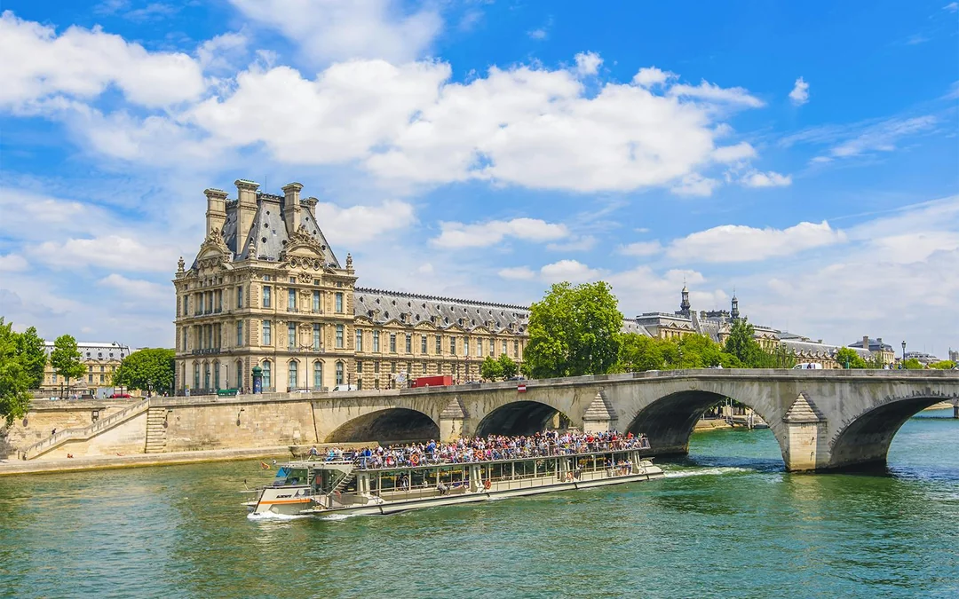 From London: Luxury Escorted Paris Day Trip with Lunch on the Eiffel Tower Image 4