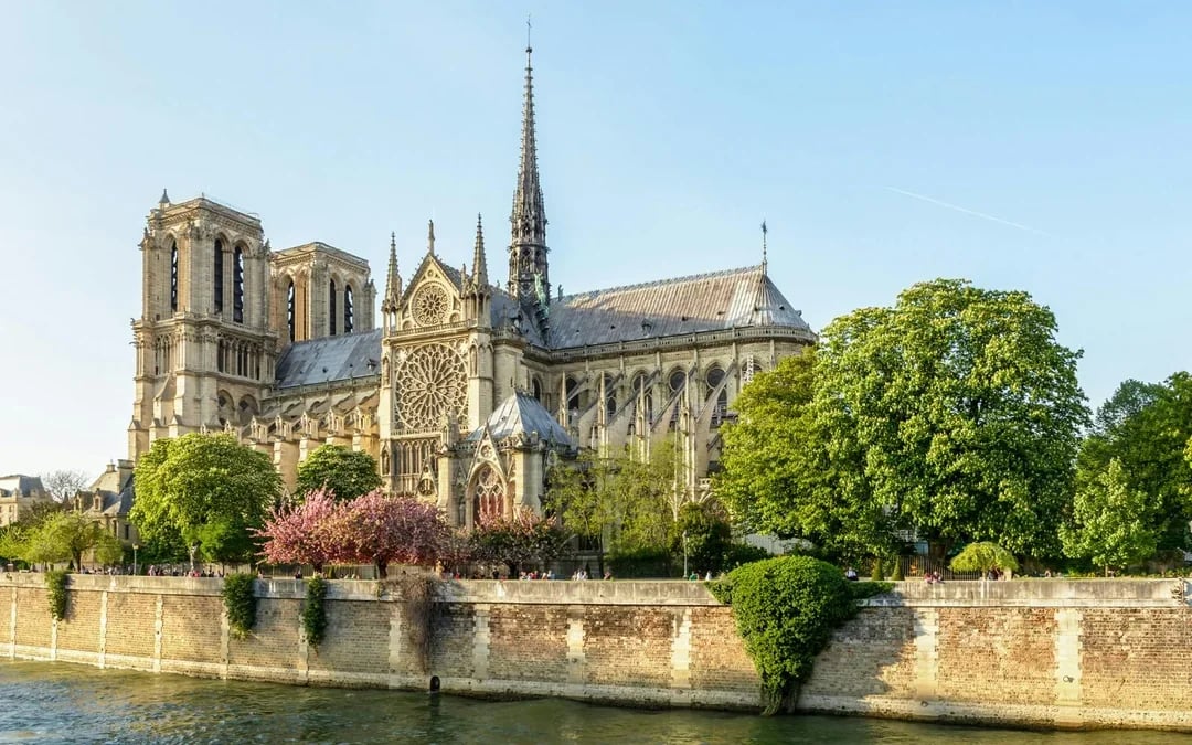 From London: Luxury Escorted Paris Day Trip with Lunch on the Eiffel Tower Image 7