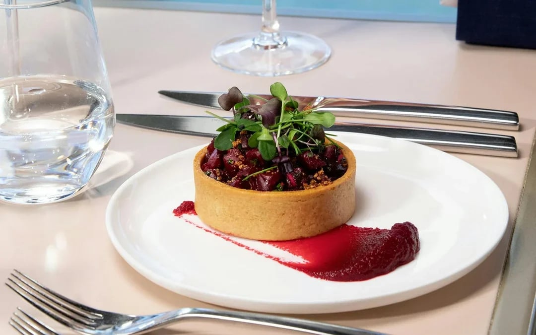 From London: Luxury Escorted Paris Day Trip with Lunch on the Eiffel Tower Image 9