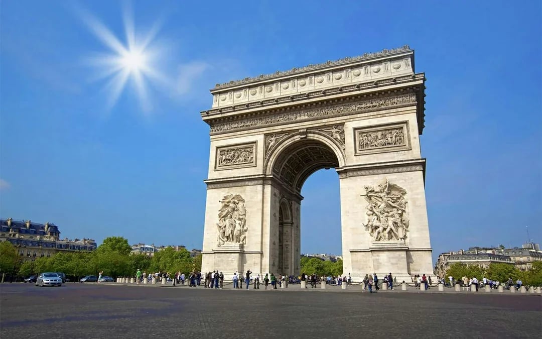 From London: Luxury Escorted Paris Day Trip with Lunch on the Eiffel Tower Image 10