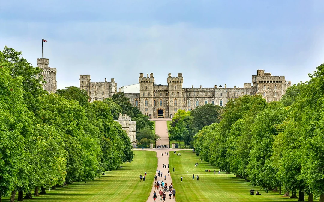 From London: Windsor Castle, Stonehenge & Bath Guided Tour with Access to Roman Bath Image 1