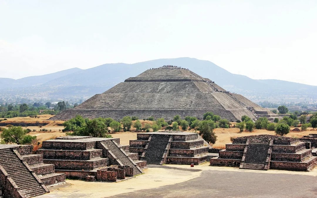 From Mexico City: Premium Hot Air Balloon Flight With Guided Tour of Teotihuacán & Basilica Visit Image 7