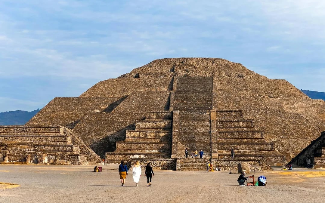From Mexico City: Premium Hot Air Balloon Flight With Guided Tour of Teotihuacán & Basilica Visit Image 8
