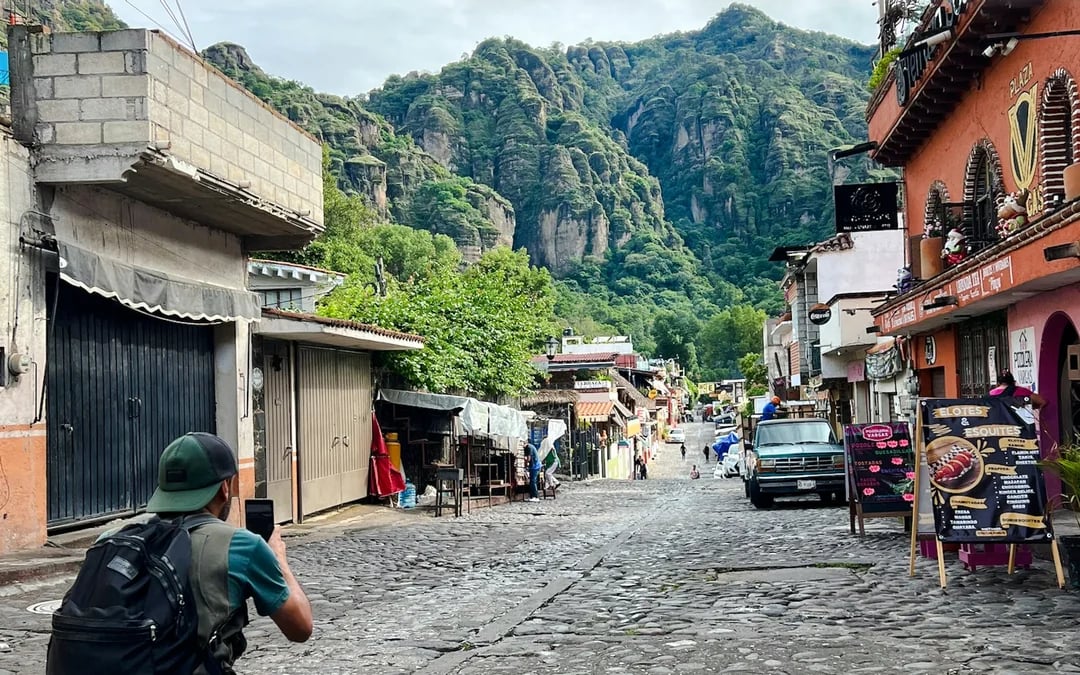 From Mexico City: Tepoztlán and El Tepozteco Pyramid Hike Day Trip Image 3