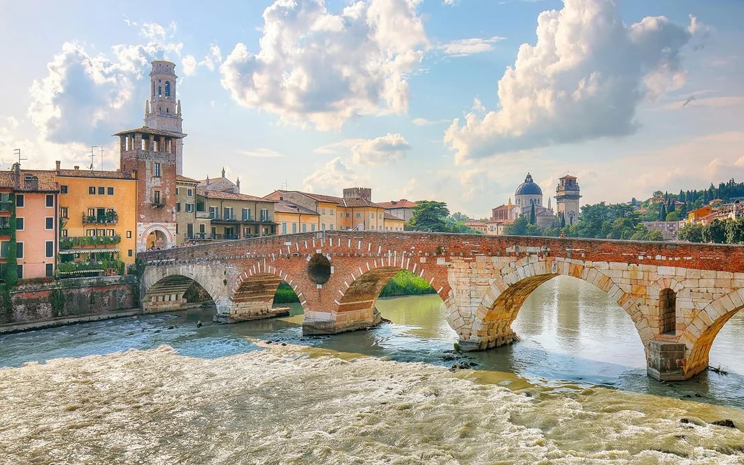 From Milan: Verona and Sirmione Day Trip with Private Lake Garda Boat Cruise Image 8