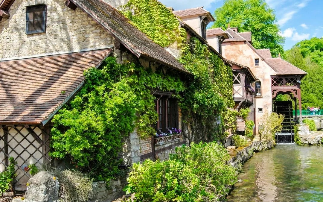 From Paris: Giverny & Versailles Small-Group Guided Day Trip Image 6