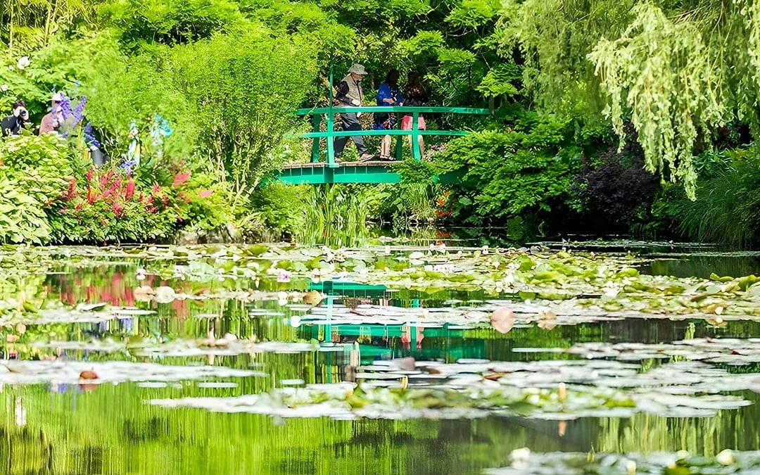 From Paris: Giverny Day Trip with Monet's House & Gardens Entry - Small group Image 4