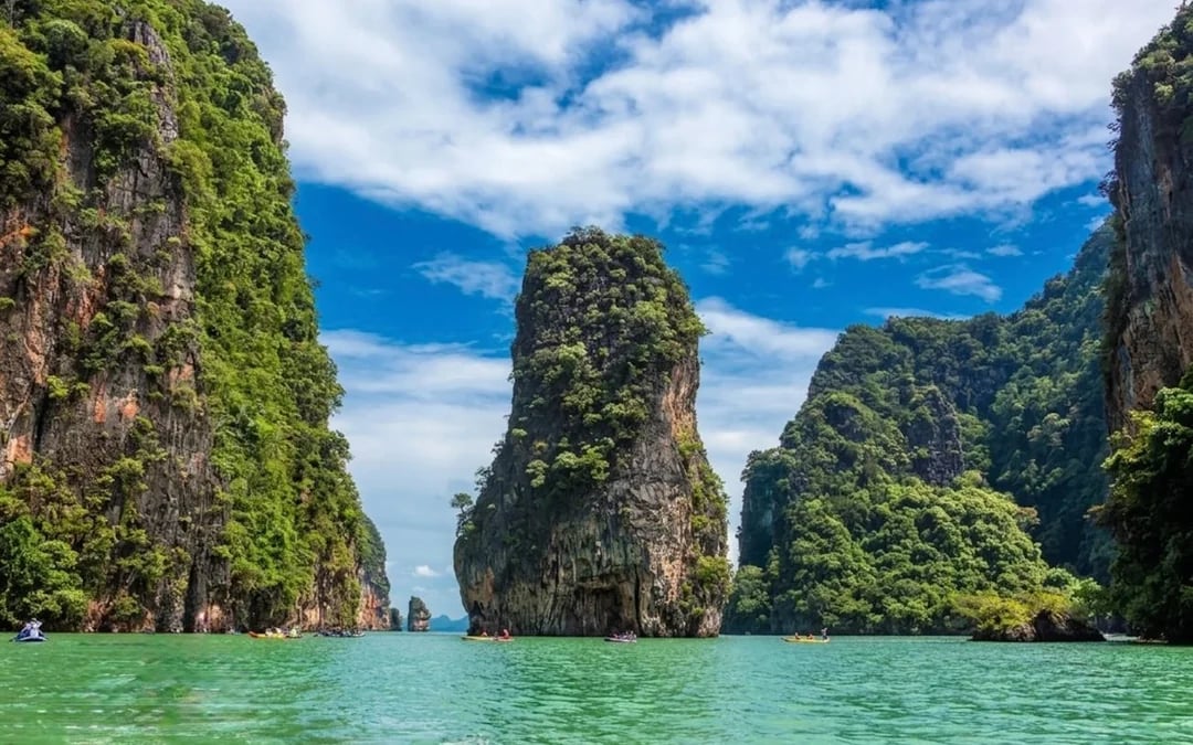 From Phuket: Phang Nga Bay Sea Cave Canoeing and James Bond Island Big Boat Tour with Buffet Lunch Image 2