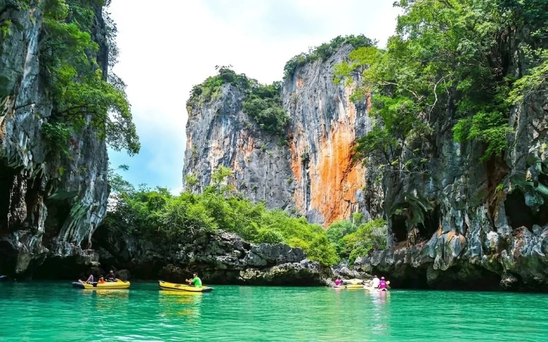From Phuket: Phang Nga Bay Sea Cave Canoeing and James Bond Island Big Boat Tour with Buffet Lunch Image 6
