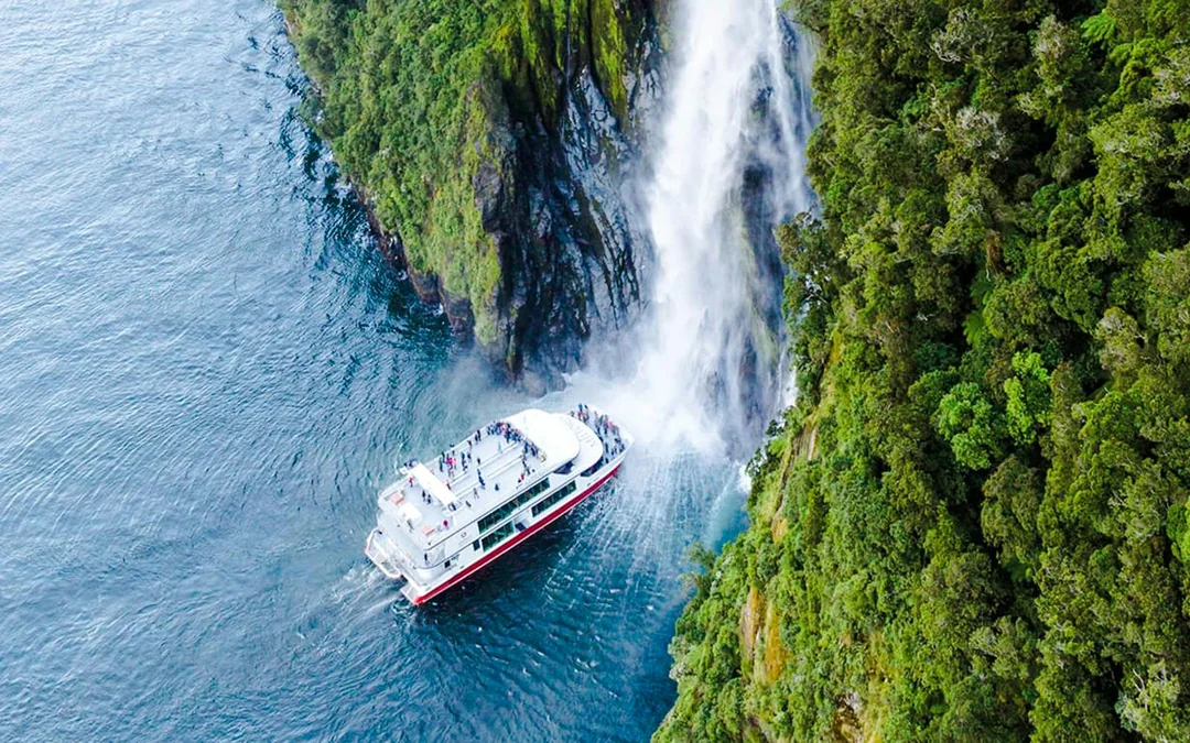 From Queenstown: 4-Hour Milford Sound Helicopter Tour and Cruise Image 1