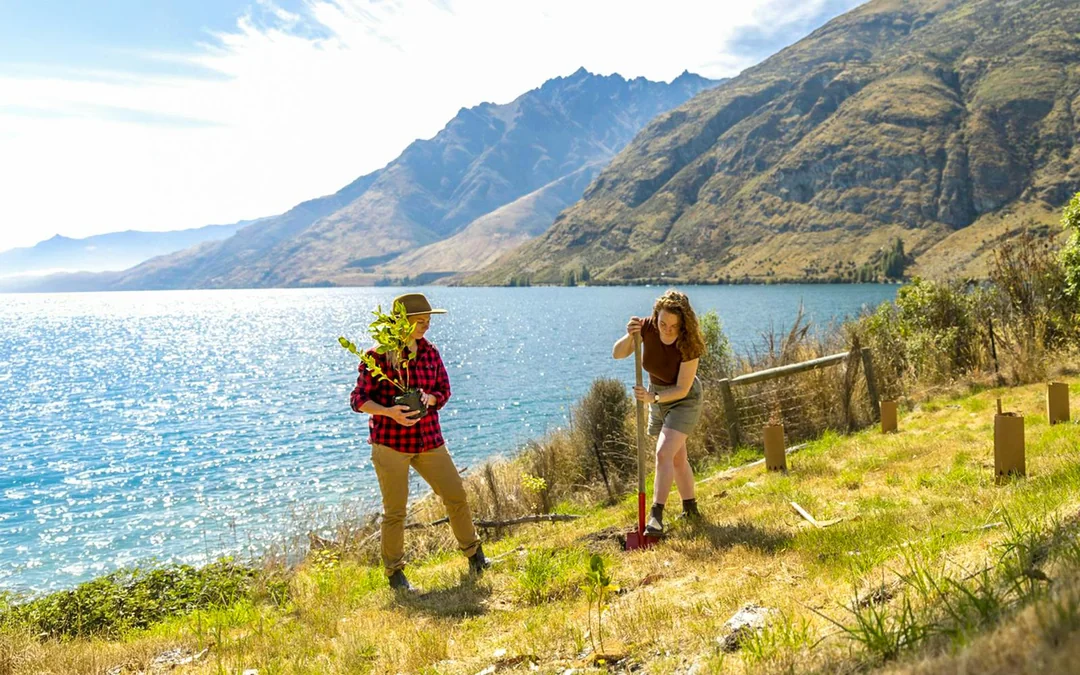 From Queenstown: TSS Earnslaw Cruise with Walter Peak Garden to Table Experience Image 3