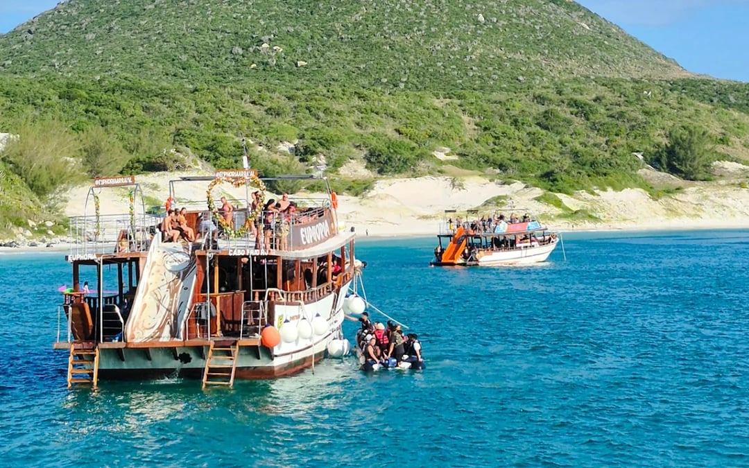 From Rio de Janeiro: Arraial do Cabo Day Trip with Boat Tour and Lunch Image 8