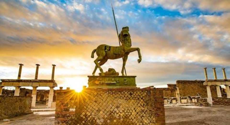 From Rome: Pompeii and Mt. Vesuvius Volcano day trip with authentic Neapolitan pizza lunch