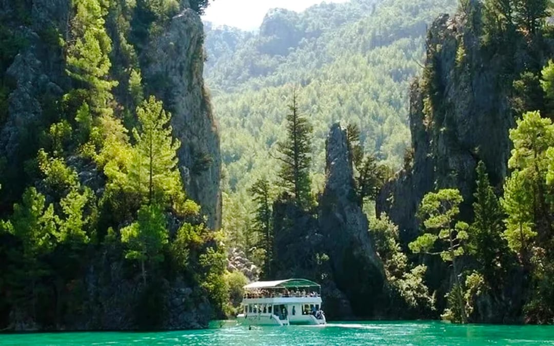 From Side: Green Canyon Boat Cruise with Lunch Image 4