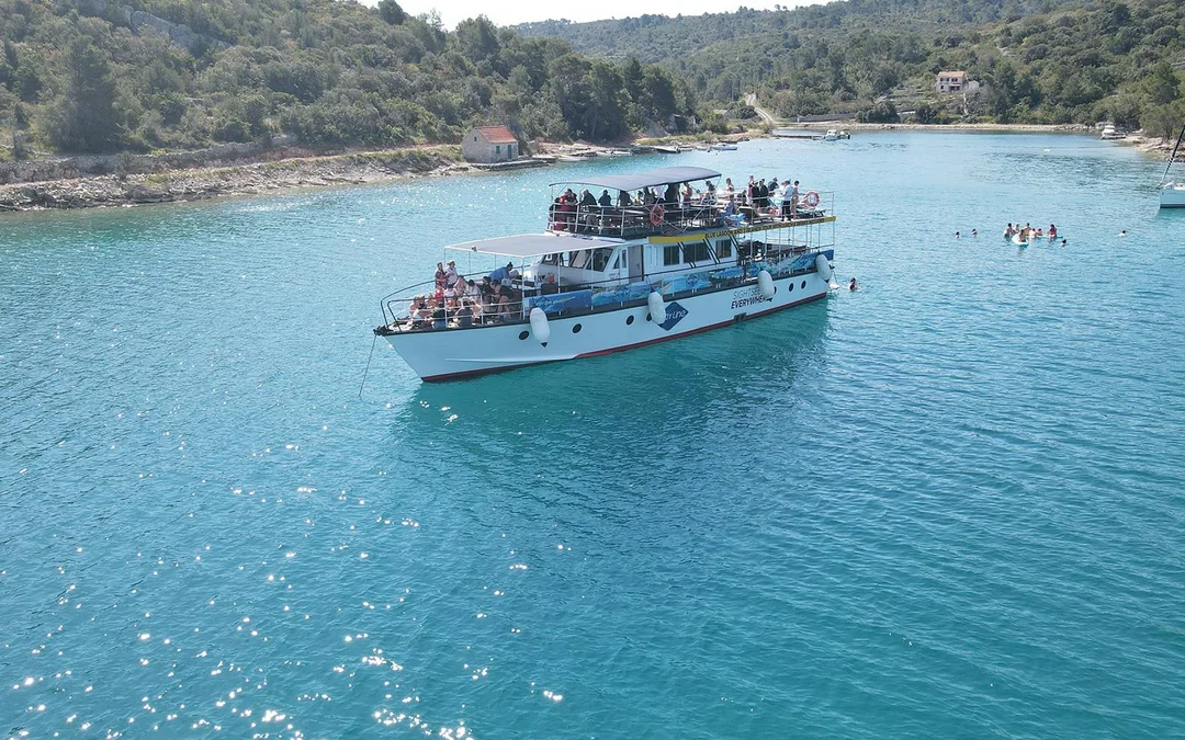 From Split: Blue Lagoon, Shipwreck & Solta Cruise with Lunch Image 2
