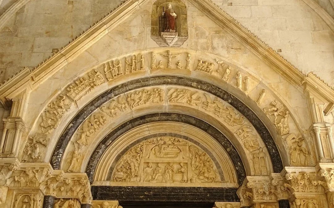 From Split: Guided Tour of Klis Fortress and Trogir Old Town with Panoramic Photo Stop and Transfers Image 6