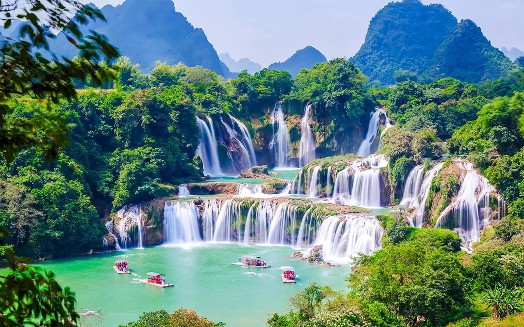 From Split or Trogir: Plitvice Lakes Private Guided Tour with Hotel Transfers Image 1