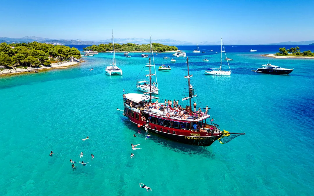 From Split: Underwater Museum and Blue Lagoon Boat Tour with Lunch & Drinks Image 2