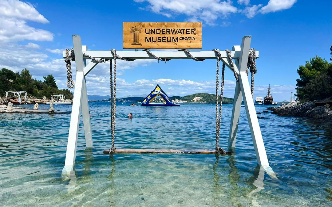 From Split: Underwater Museum and Blue Lagoon Boat Tour with Lunch & Drinks Image 3