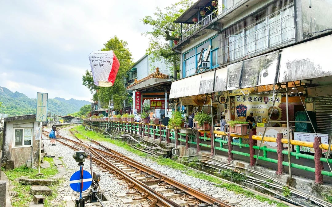 From Taipei: Yehliu, Jiufen & Shifen Day Tour  Image 5